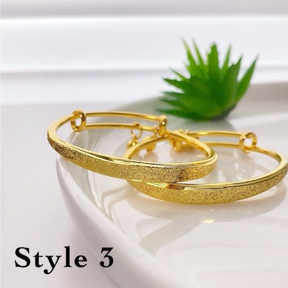 Baby adjustable gold bangle, gold baby bracelet, toddler bangle gift for toddler - Picture 4 of 8